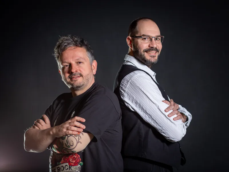 Eric Grux et Guillaume Cottez posent dos à dos, les bras croisés.