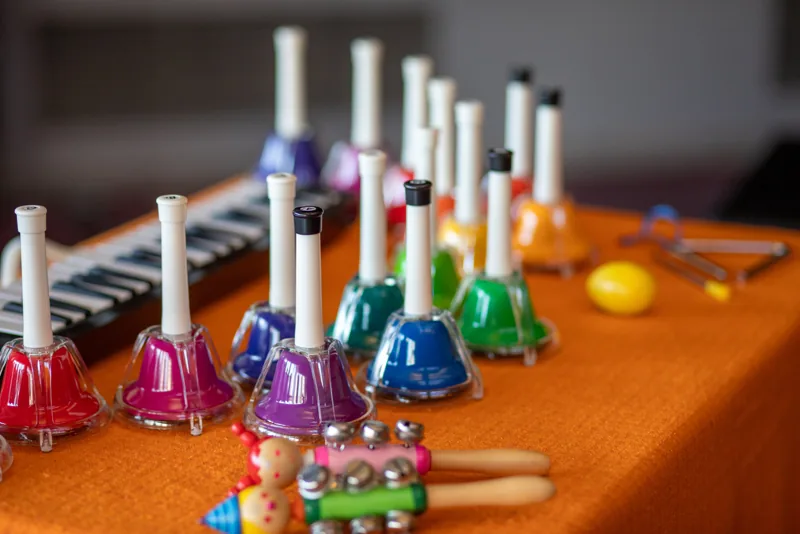 Clochettes colorées disposées sur une table du spectacle.