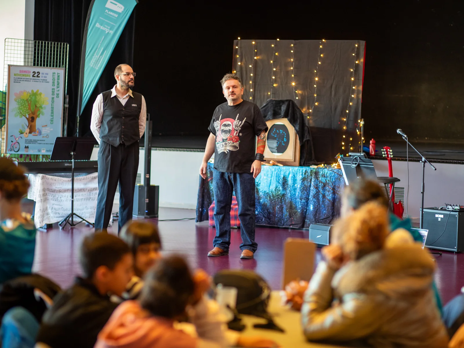 Les artistes présentent le spectacle devant les participants.