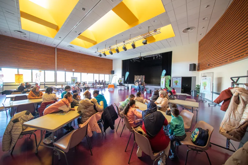 Les participants réunis aux tables face à la scène.