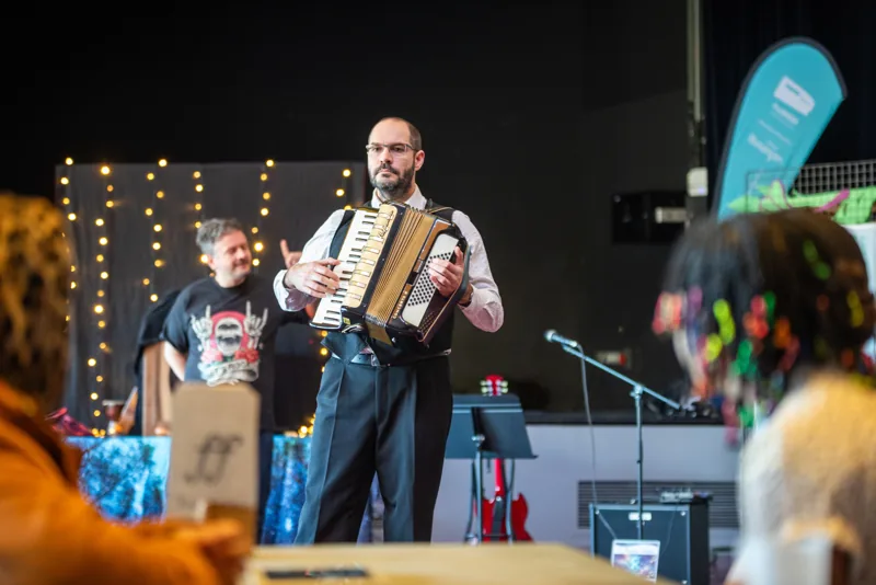 Guillaume joue de l’accordéon devant le public.