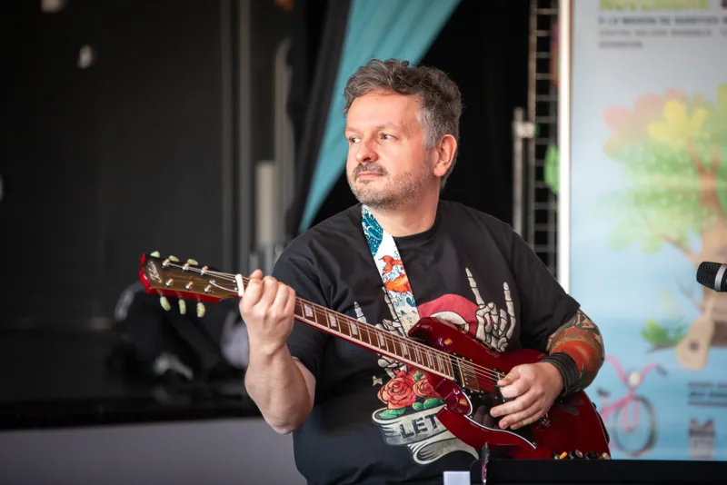 Eric à la guitare pendant la représentation.