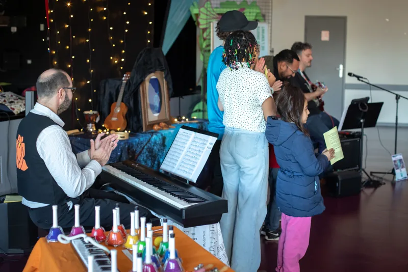 Les participants découvrent les instruments avec Guillaume.